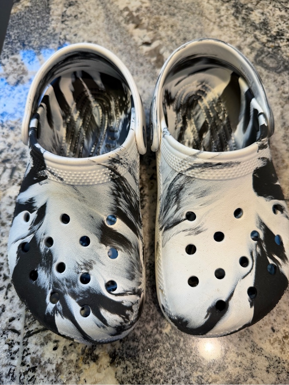 CROCS Kids J1 Marble-Print Slip-On Clogs - White & Black